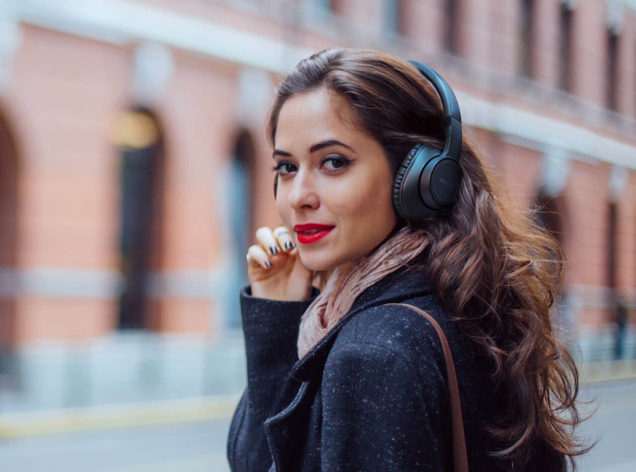 URBAN COMMUTERS WHO ENJOYS MINIMALISTIC STYLE WITH VOICE-ASSISTANT FEATURES